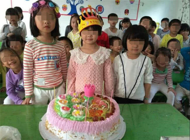 家长送蛋糕去幼儿园怎么样,给女儿买蛋糕去学校过生日