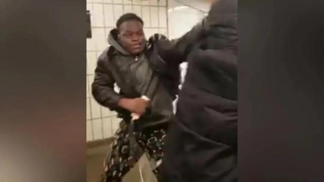 一句话送给歧视亚裔的黑人：弱小和无知不是生存的障碍，傲慢才是