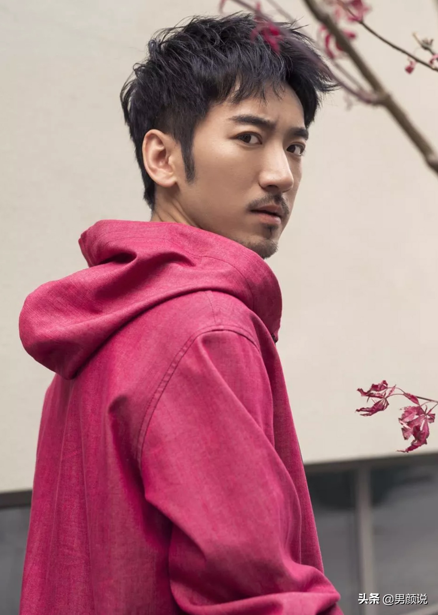 从话剧舞台走出来的雅痞型男,被赞演技精湛,网友却说他丑:无语