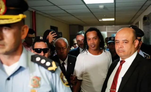 小罗因伪造护照被捕判几年,小罗被抓了视频