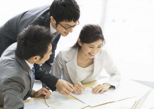 远嫁新娘接亲只有一人堵门原视频,新娘远嫁自己堵门要红包完整视频