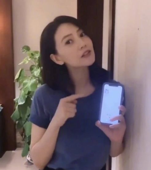 高圆圆产后露肩衫,高圆圆产后复出首封小露香肩