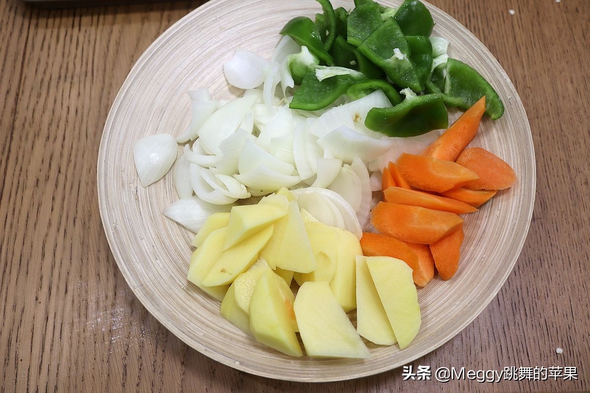 烤全鸡酥嫩鲜香,炭火烤全鸡怎么烤出外酥里嫩