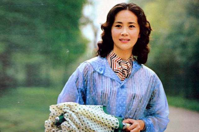 童自荣和他的老同学除了美女顾永菲和张明子还有教出马伊琍的他