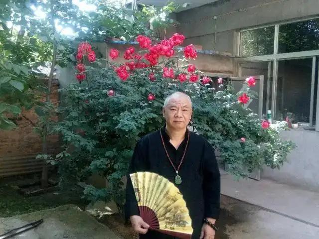 中华神洲祥天蓝，美国疫地多熬煎。