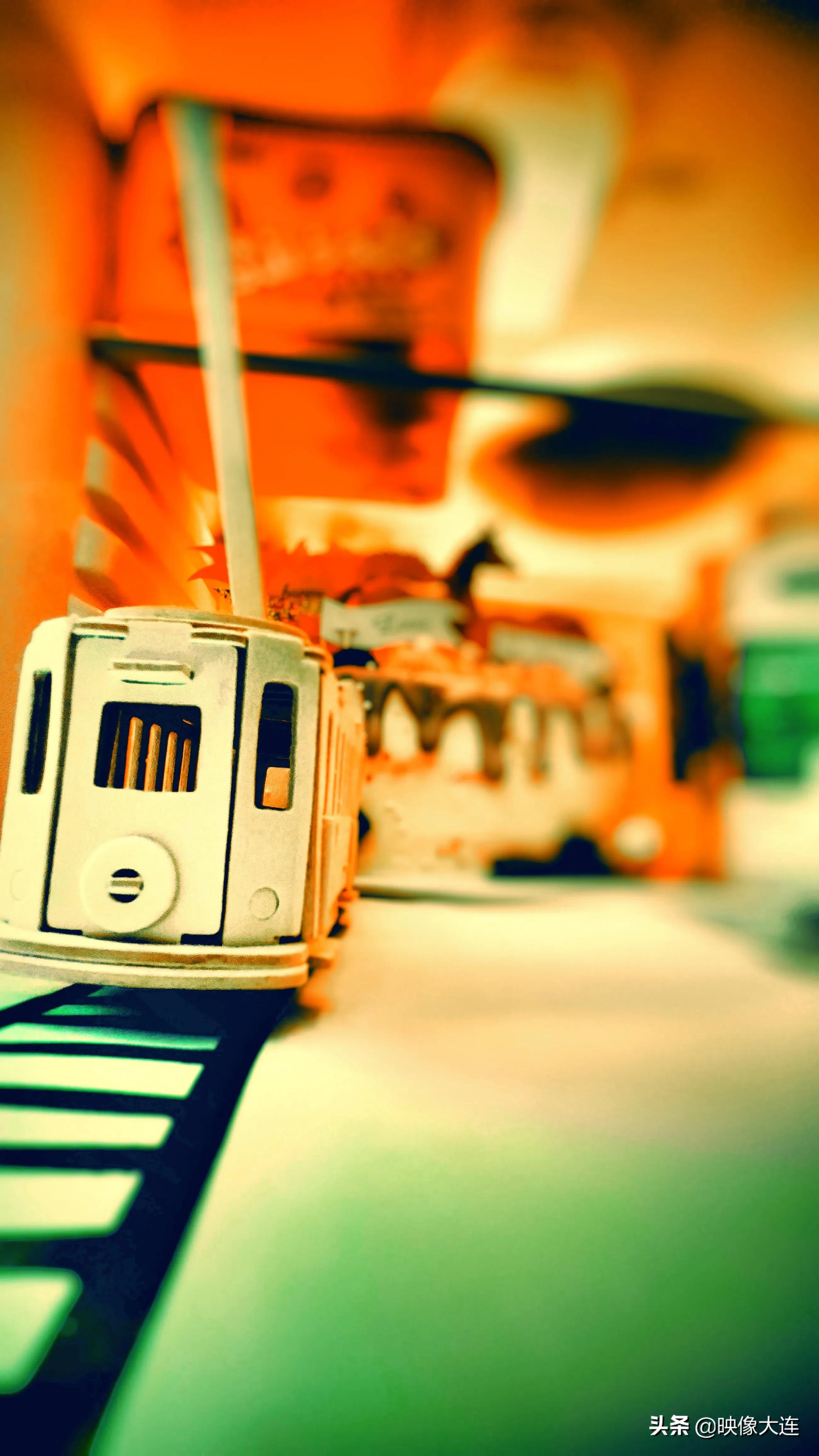 晒一张自己和图书的创意照片,创意照片是用什么软件制作