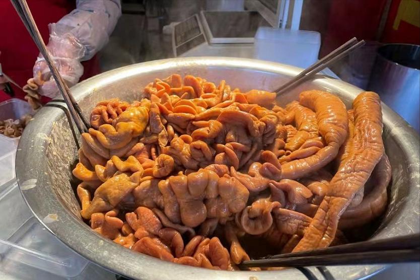 大叔坚持28年卖小吃每天限量350个,80后大叔卖特色小吃