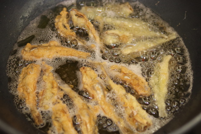 春天吃鱼正当时，炸一些干鱼来吃，香脆卫生，做零食做菜很好吃