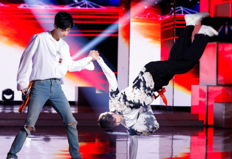 肖战王一博喉结,王一博肖战泰国借位