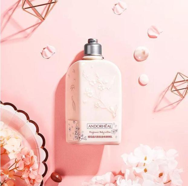 樱花肌的身体乳 (一款能让你白到发光的身体乳)