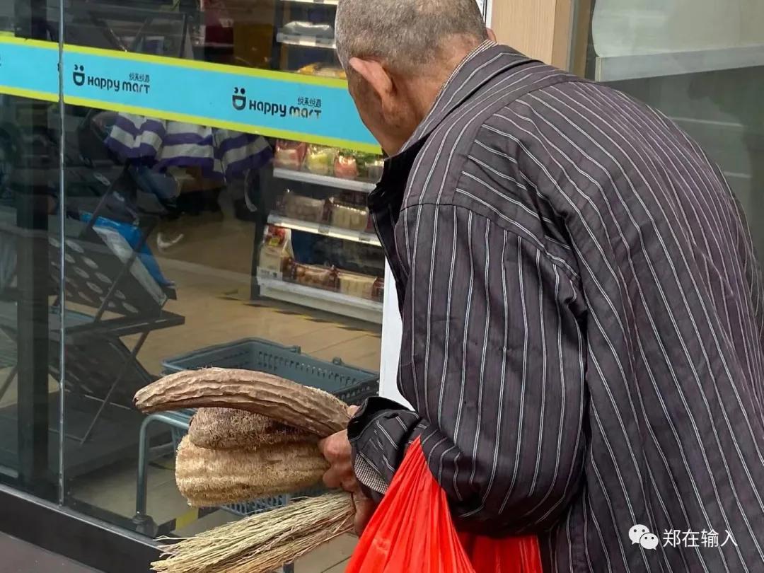 看到你在纬五路上行乞，我也在