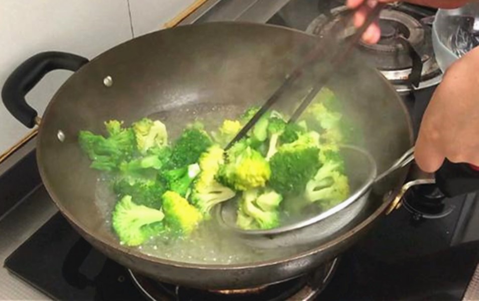 西兰花用清水能洗干净吗,白色西兰花怎么泡去脏东西