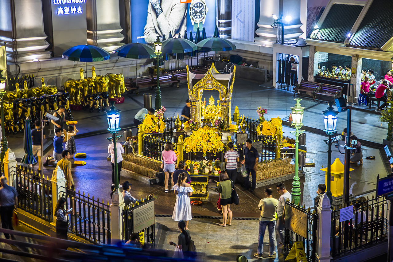 泰国处处都有四面佛，只有曼谷这个最灵验，因有求必应而享誉国际