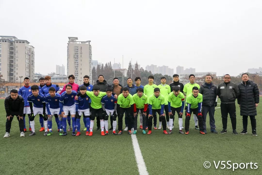 卓尔队长助阵“临空港杯”流浪者“破咒”夺冠