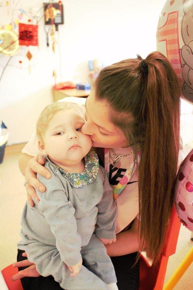 英22岁女子生产时婴儿缺氧，医院放弃治疗遣送回家，如今满一岁