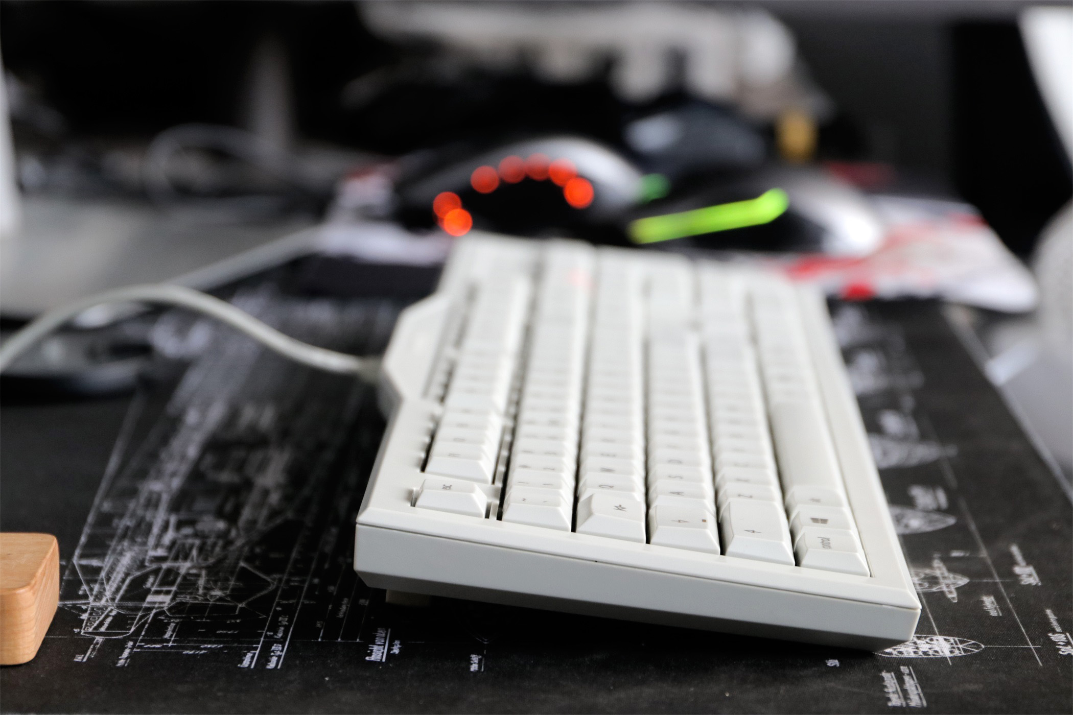 手感比较类似薄膜键盘的机械键盘,像薄膜键盘的机械键盘