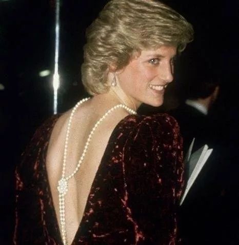 我太太太难了！项链戴在脖子上还做错了？