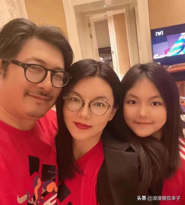 李湘晒全家福庆生,李湘豪宅内晒全家福