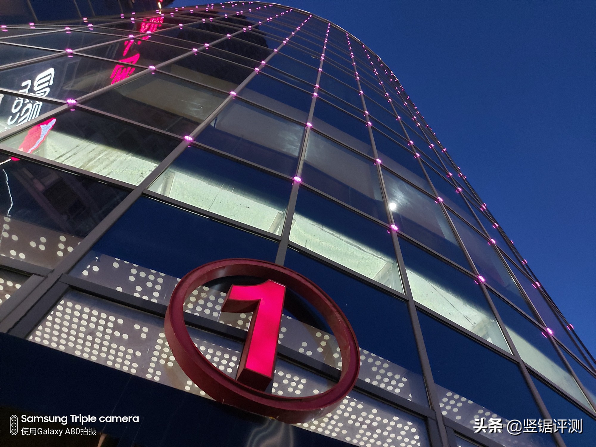 三星A80深度评测，6.7英寸全面屏，旋转摄像头设计