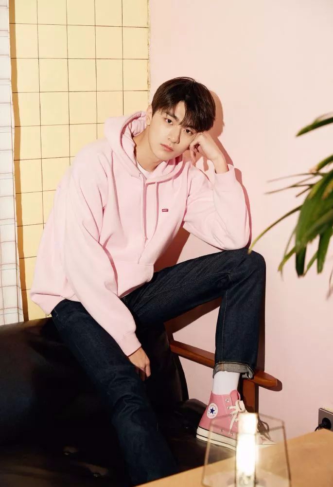 林一匡威同款,林一西装匡威