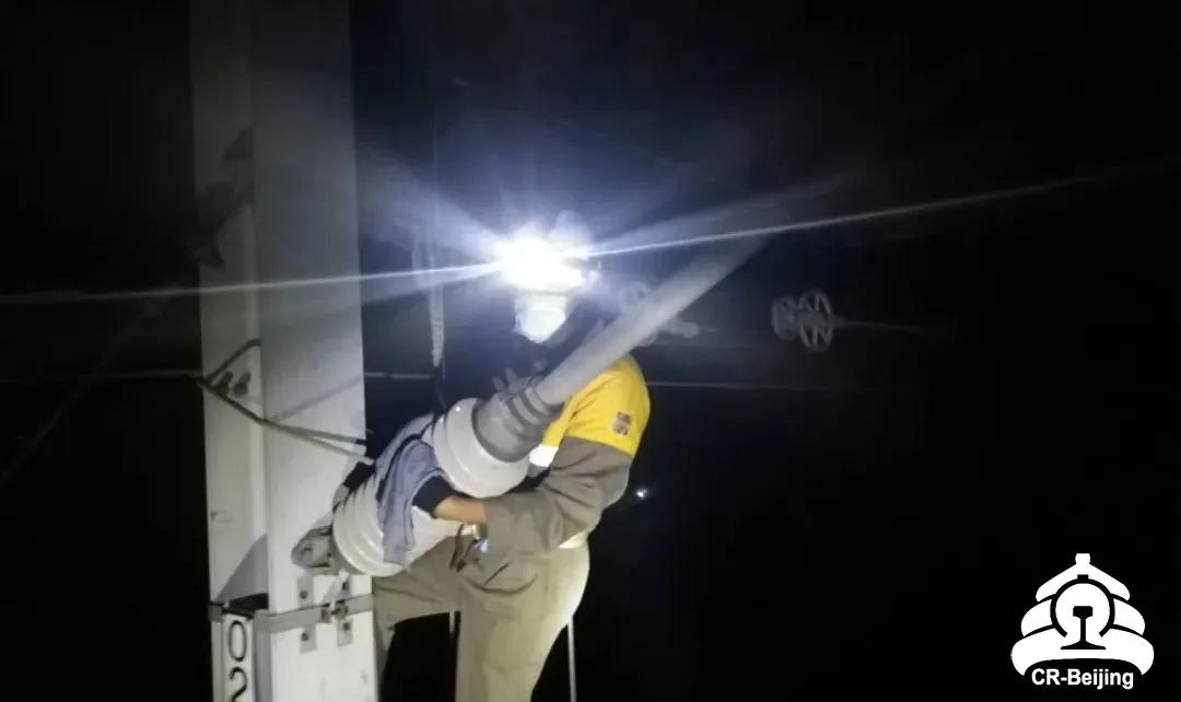 他们为14万支绝缘子集体“洗澡”