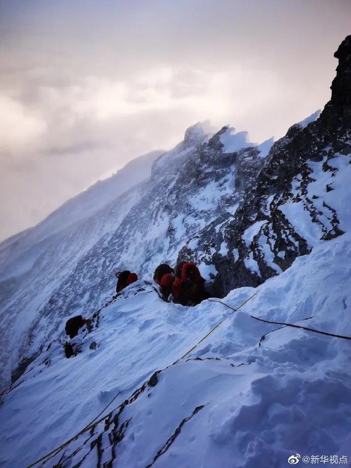 成功登顶引惊呼图片,登顶成功现场图太震撼了