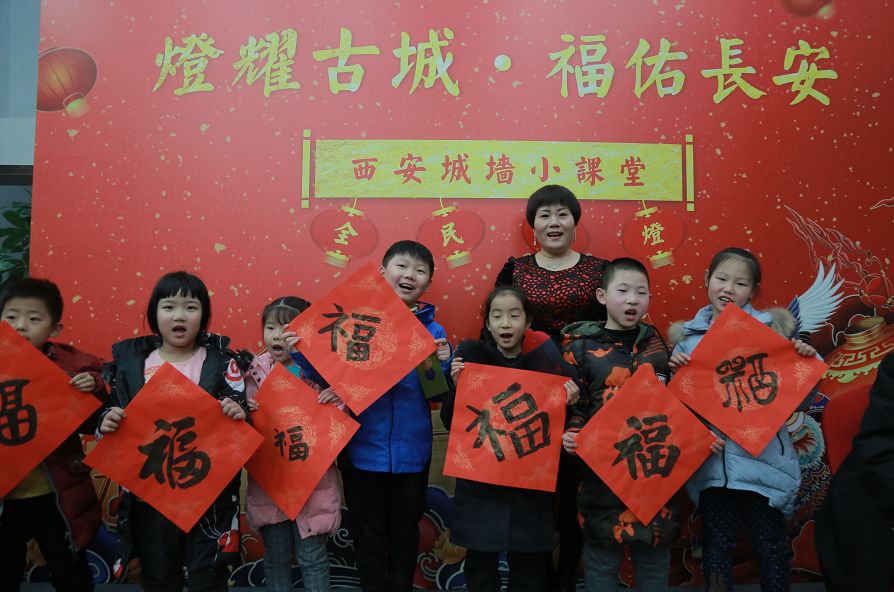 古城夜景灯光璀璨,欣赏古城夜晚灯火通明的景色