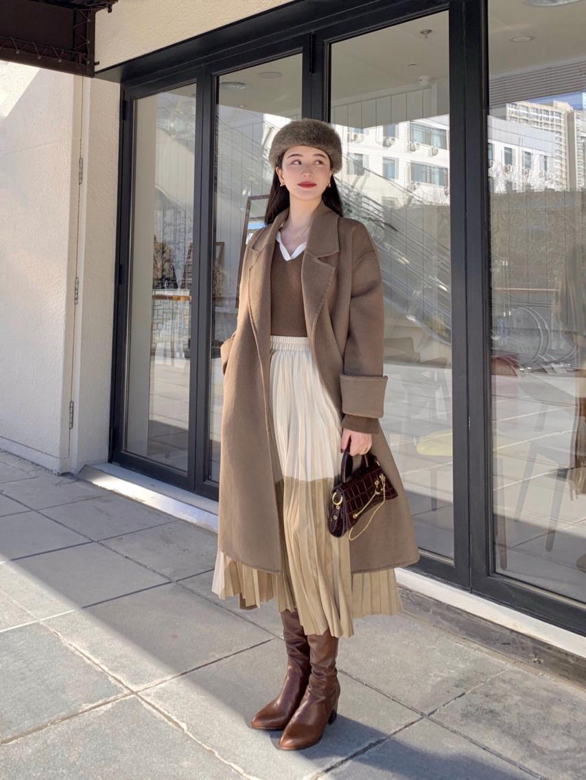 “大衣+裙子”，冬天这么穿，美得优雅又大方