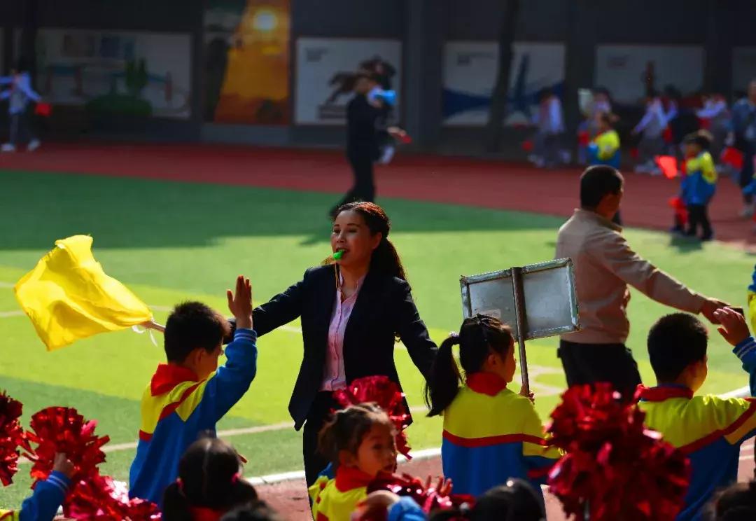 绿茵草地挥斥方遒阳光体育梦圆今朝