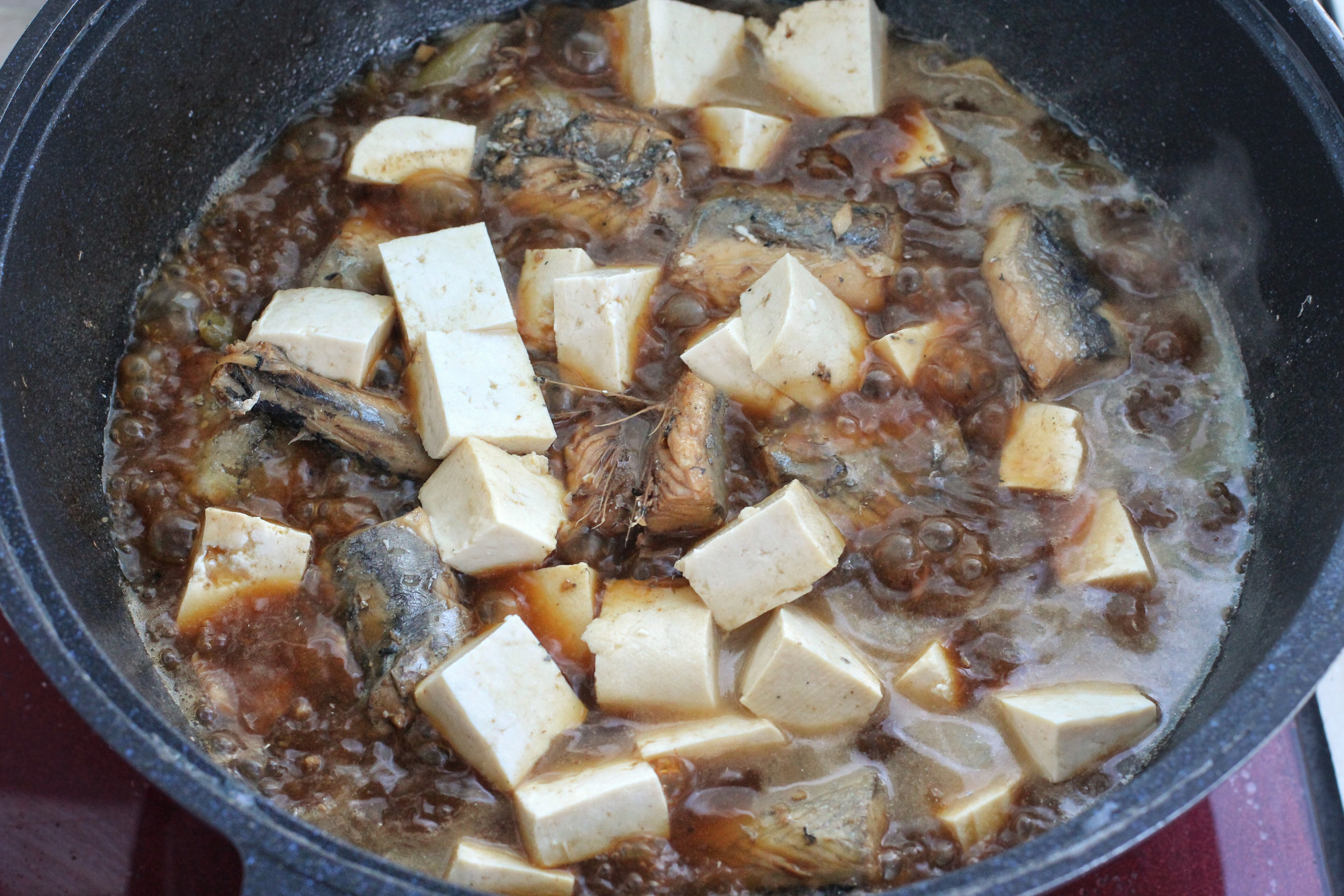 千炖豆腐万炖鱼的功效与作用,鲜香美味的鱼炖豆腐