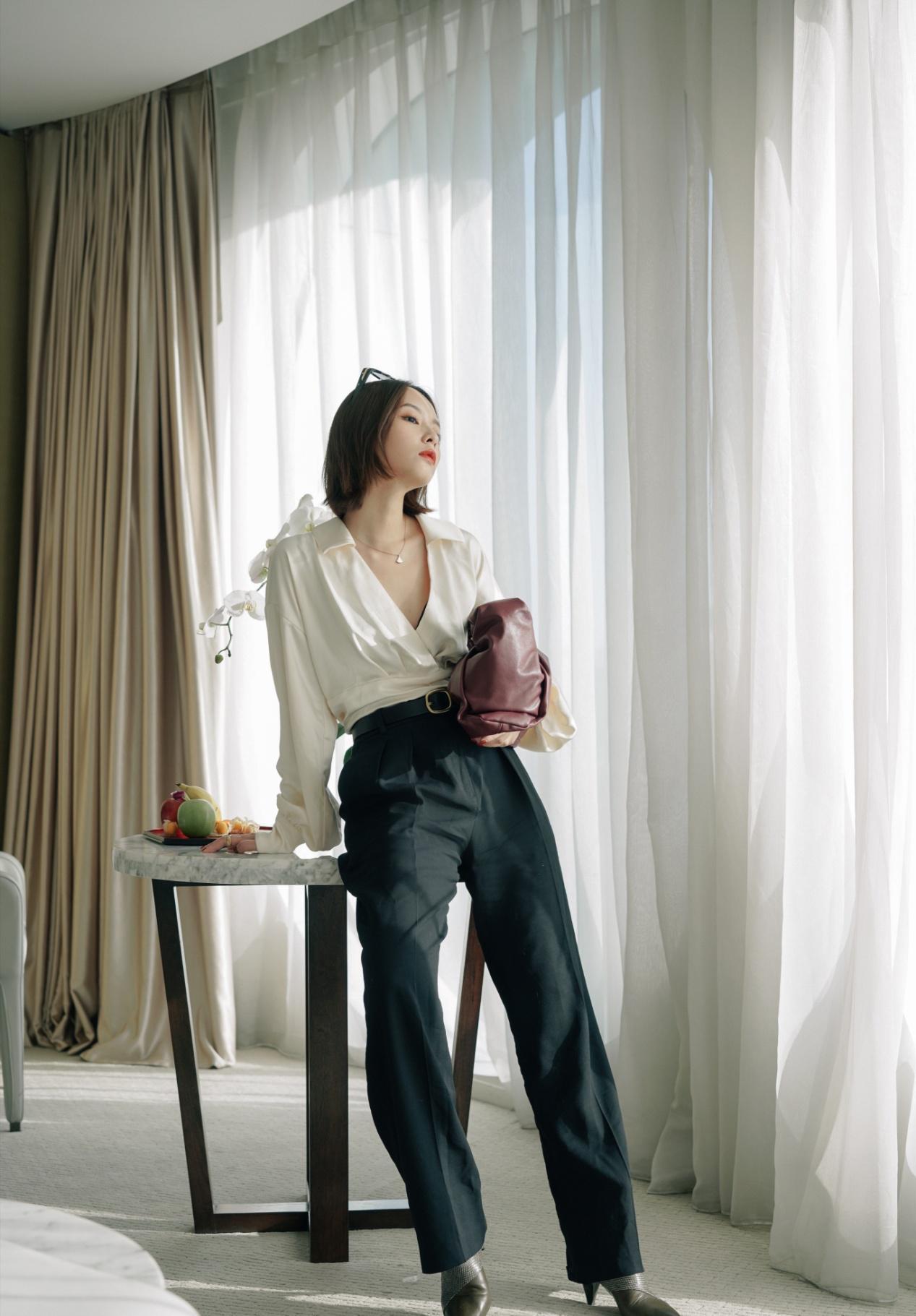 简约穿搭look时尚有品位,简约时尚的穿搭凸显女性慵懒气息