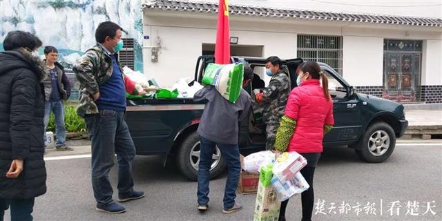 95后村主任带村民给司机送物资,村支书开旋耕机为滞留者送物资