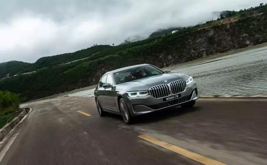 开着宝马x7在上海路上的视频,开着宝马x7进西藏