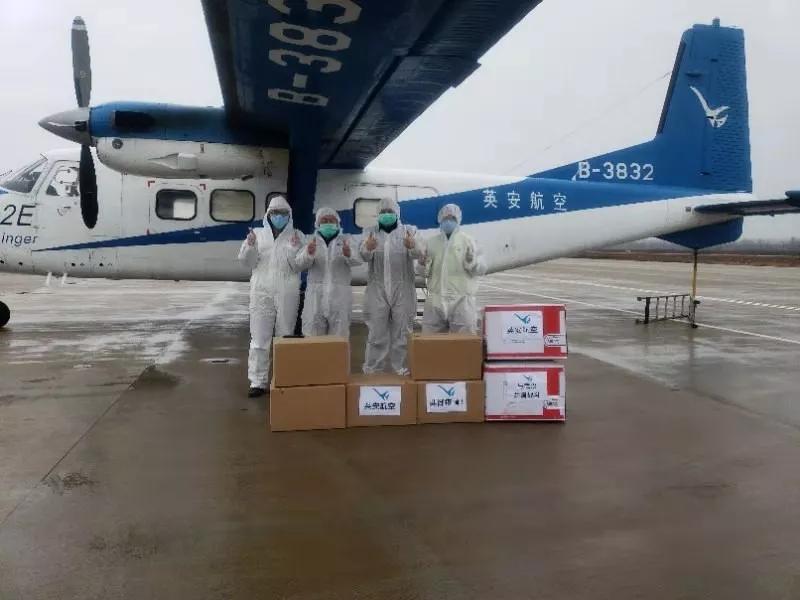 他开飞机转了四个省才购满应急物资！飞抵汉南机场