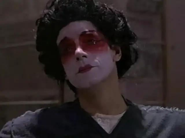 他是《洛丽塔》男主，畸形恋专业户，也是禁欲系不老男神