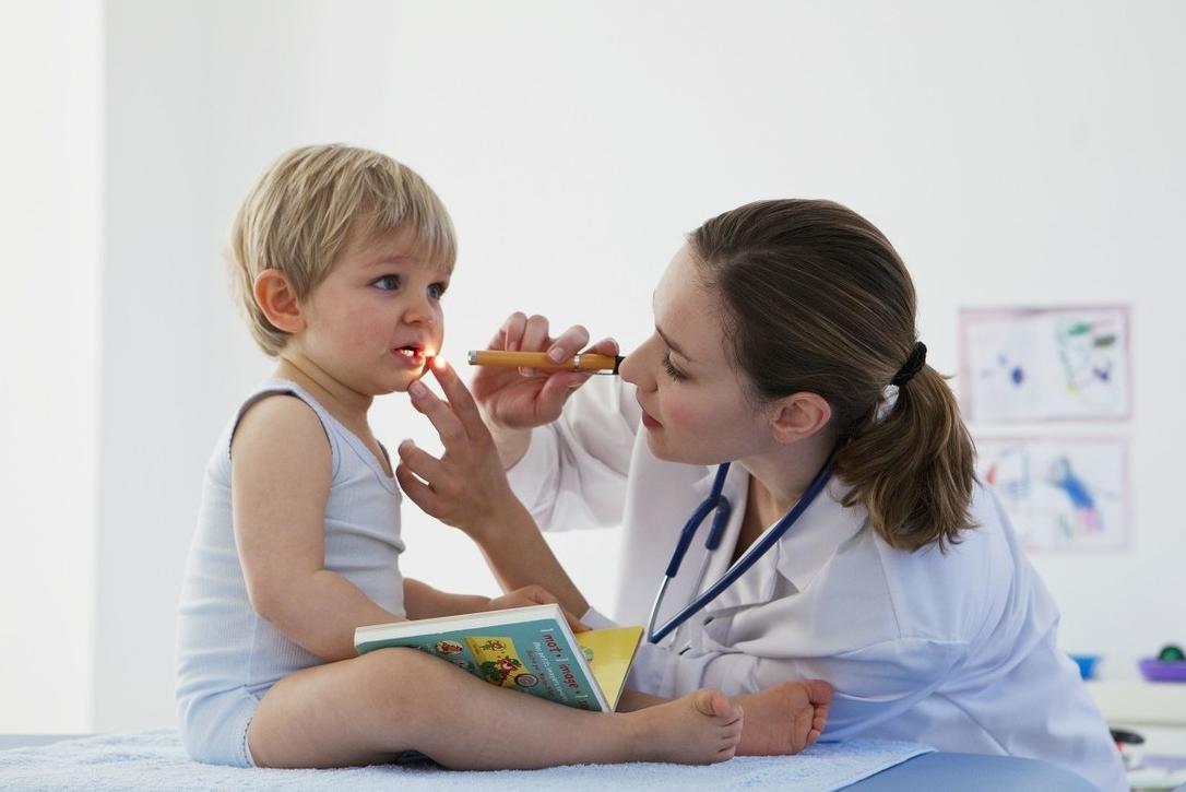 3岁儿童吃鱼被鱼刺卡到怎么办,3岁小男孩吃鱼鱼刺卡着了怎么办