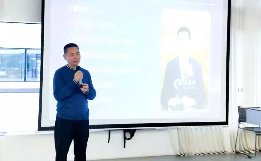 爆雷多家上市公司年报巨额预亏,欧菲光董事长蔡荣军与库克合影