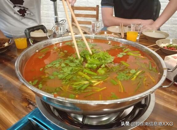 羊肉、饺子、……一个锅里“争雄”凯里杨结巴，果然有一手