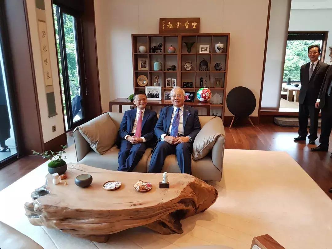 雷军是如何控制金山的 (雷军在金山的年薪收入)