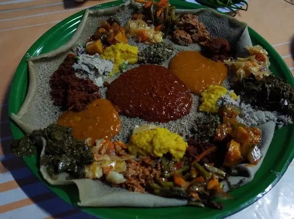 在埃塞俄比亚吃什么，对非洲美食没抱任何期待，甚至带着一丝恐惧