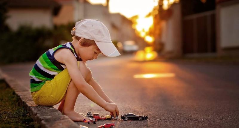 孩子粘妈妈应该怎么和孩子沟通,如何解决孩子过分黏妈妈