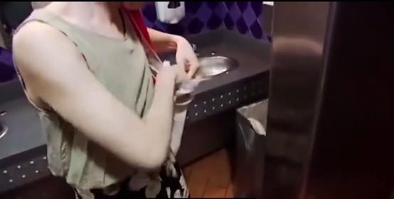 堪称最牛铁公鸡，衣食住行全从垃圾堆里来，美国女白领极端省钱术