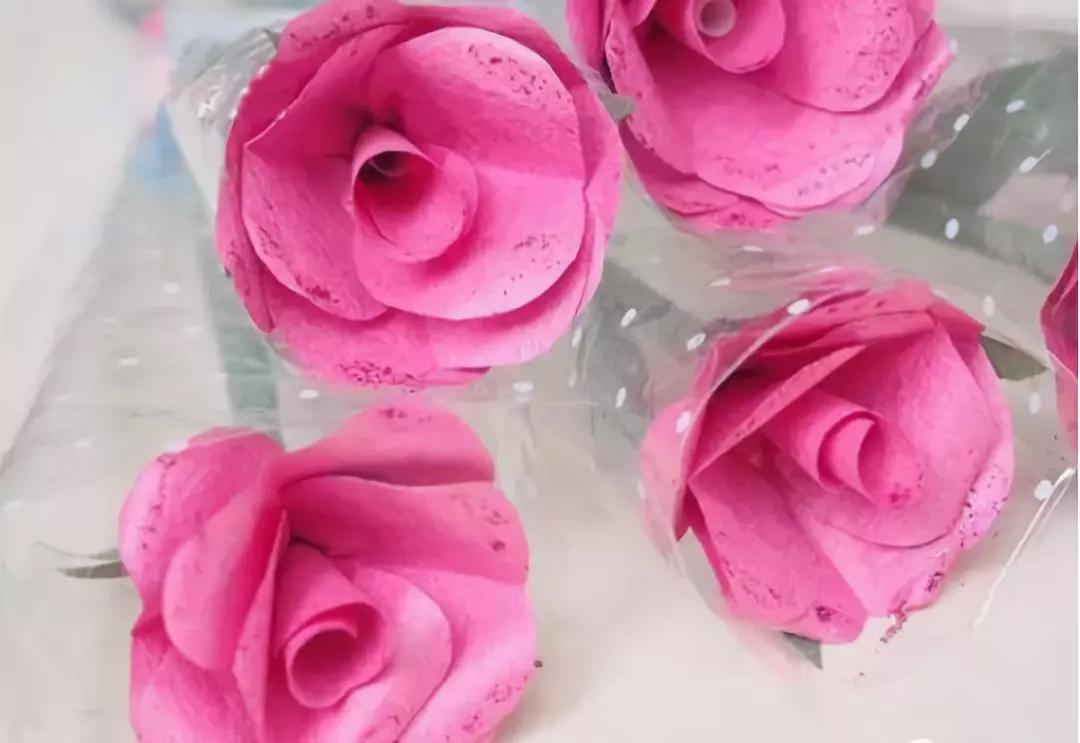 有颜色的玫瑰是怎么做出来的,白玫瑰怎么做七彩玫瑰