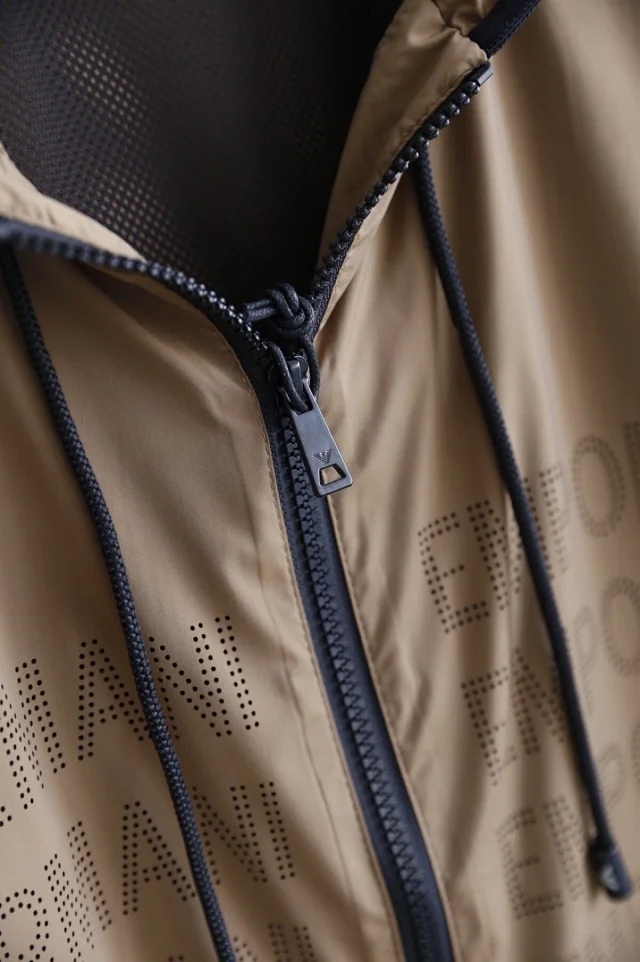 阿玛尼夹克最新款,阿玛尼经典夹克