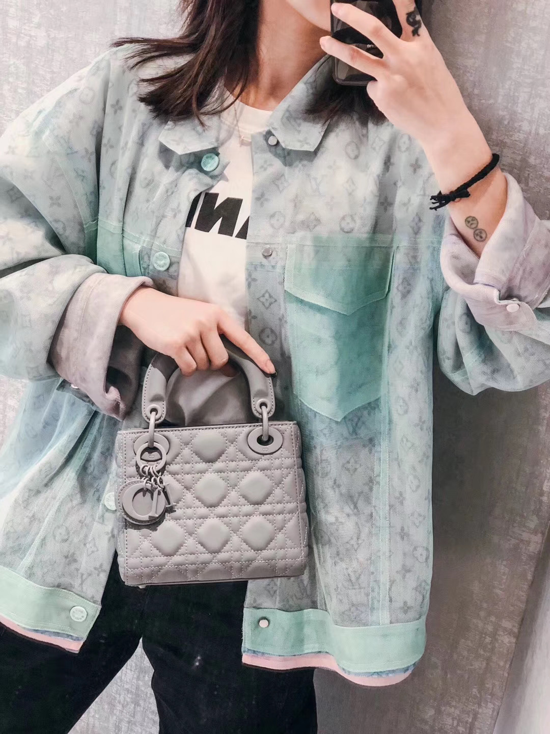 第一次入手奢侈品包包lv,第一次买奢侈品包包哪个牌子适合