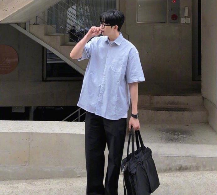 偏瘦的男生夏天怎么穿搭才好看,太瘦的男生怎么穿搭好看