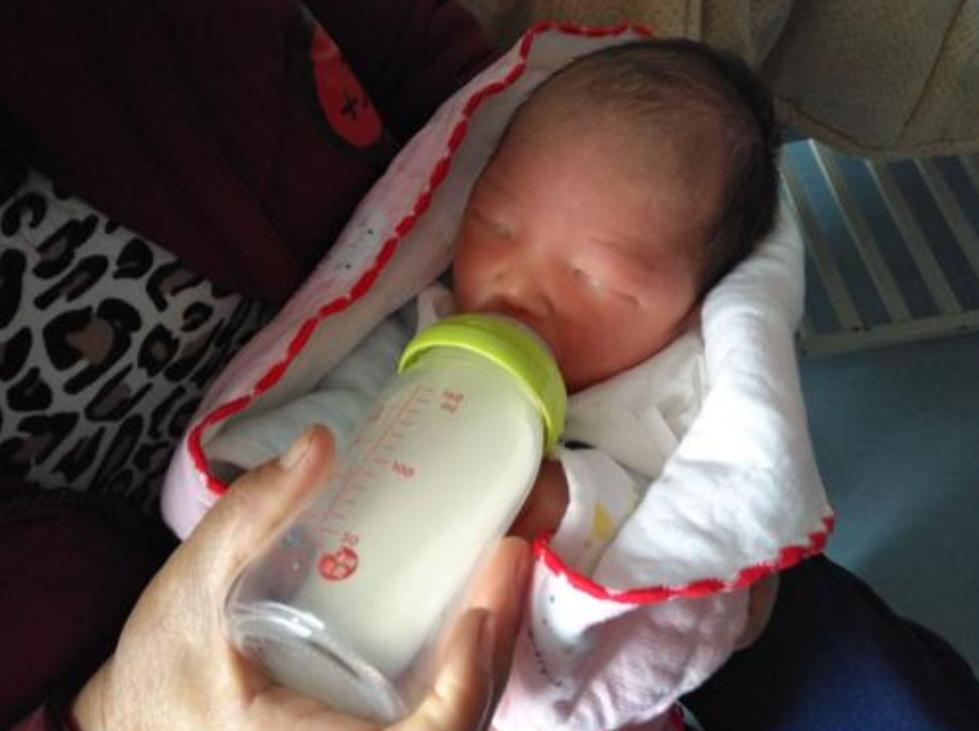 小孩喝奶为啥每次都喜欢剩一点,小孩每次喝奶喝太少