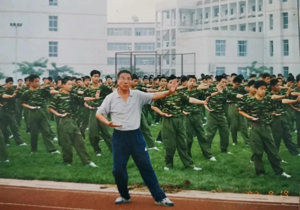 他是峰峰体育界的传奇，他的学生桃李满天下