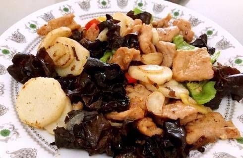 推荐理由：麻食、茄汁肥牛汤、西芹胡萝卜的炒肉