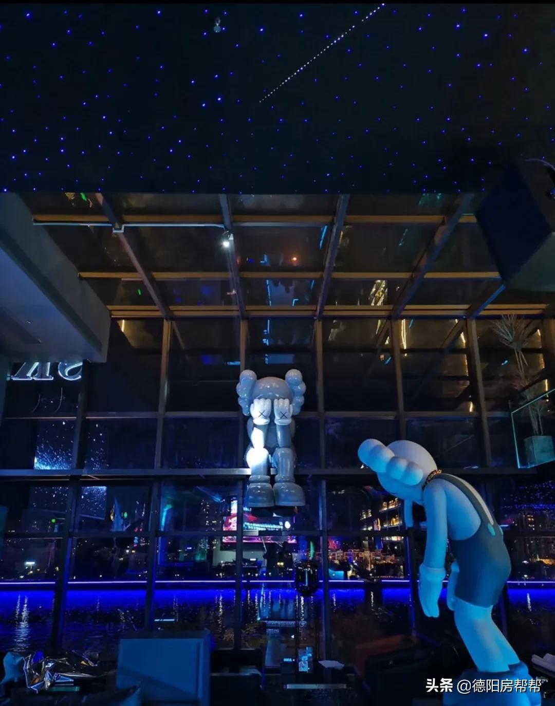 在这些酒精浓度50°的德阳街头，“耍家们”找到了商机